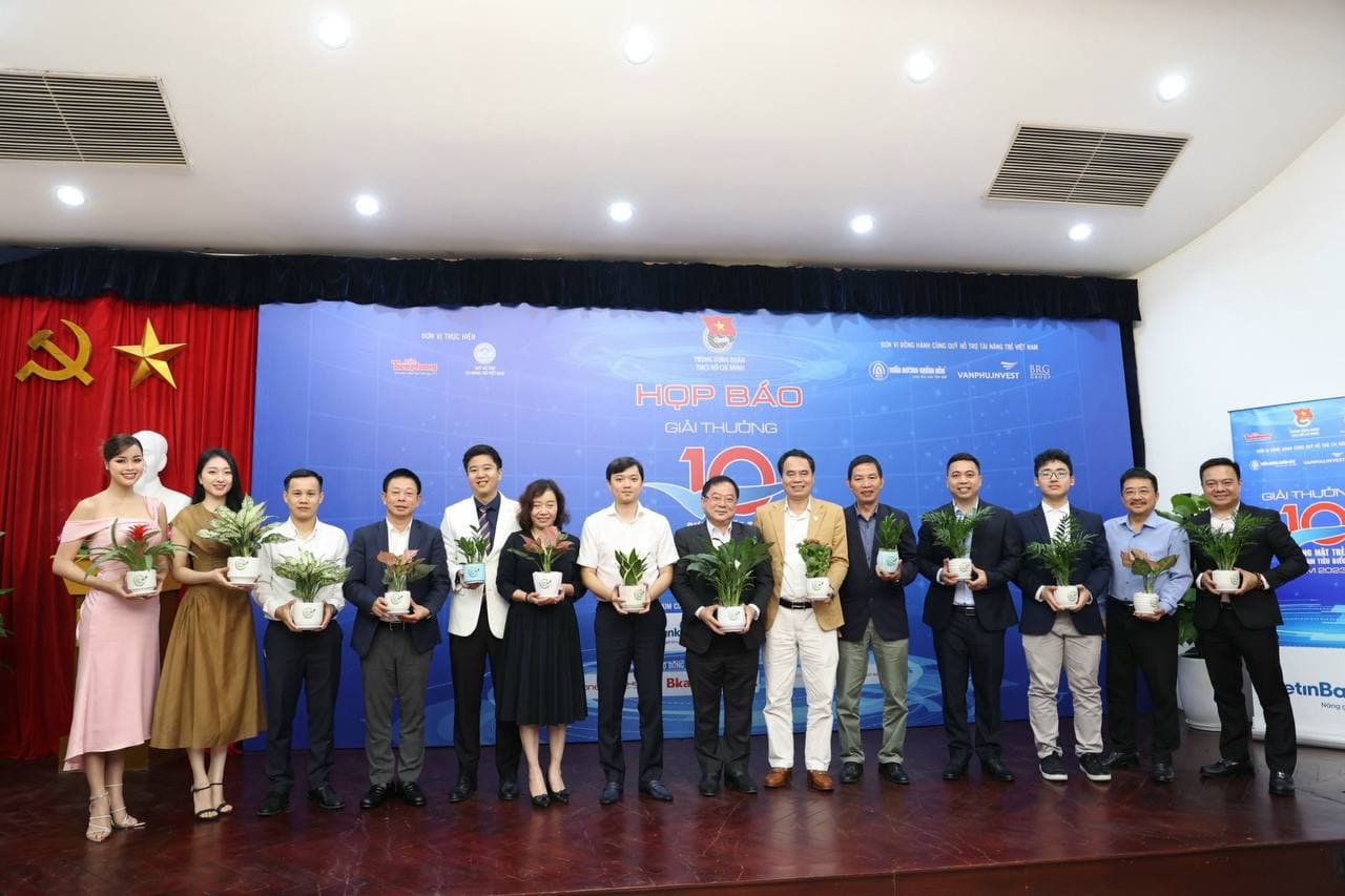 Tham gia họp báo chuẩn bị cho giải "Gương mặt trẻ Việt Nam tiêu biểu"