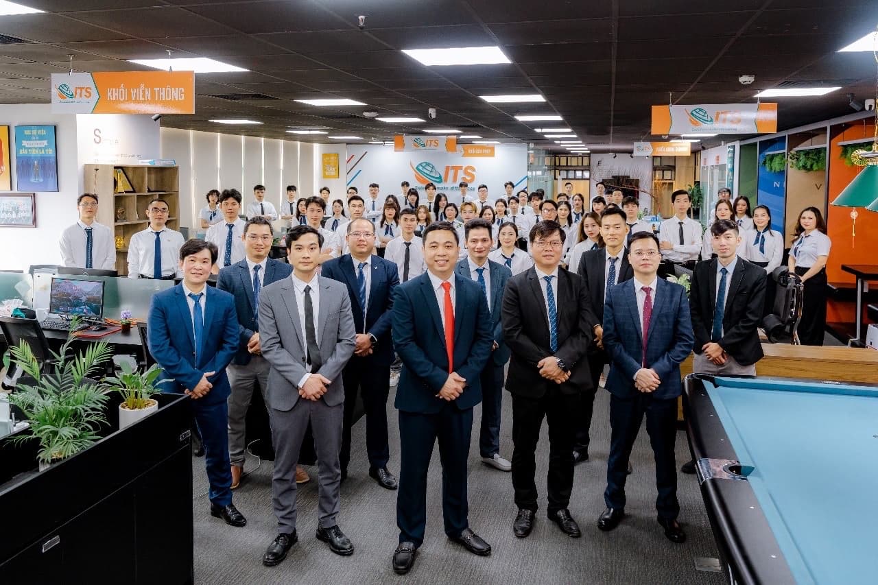 Tổng giám đốc Vũ Gia Luyện và tập thể nhân viên ITS