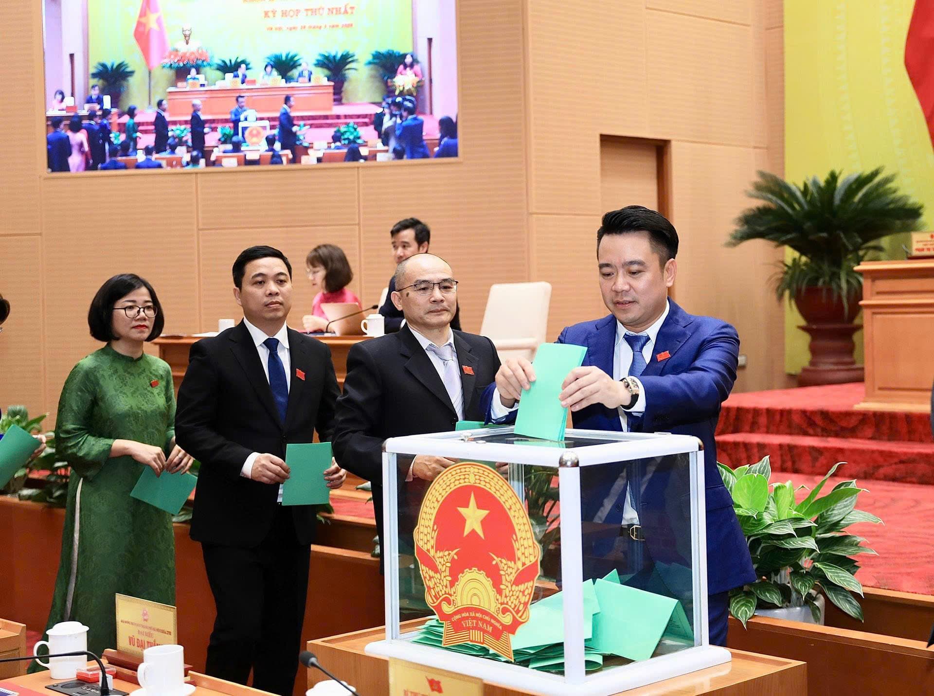 Bỏ phiếu bầu các chức danh HĐND và UBND khóa XVII