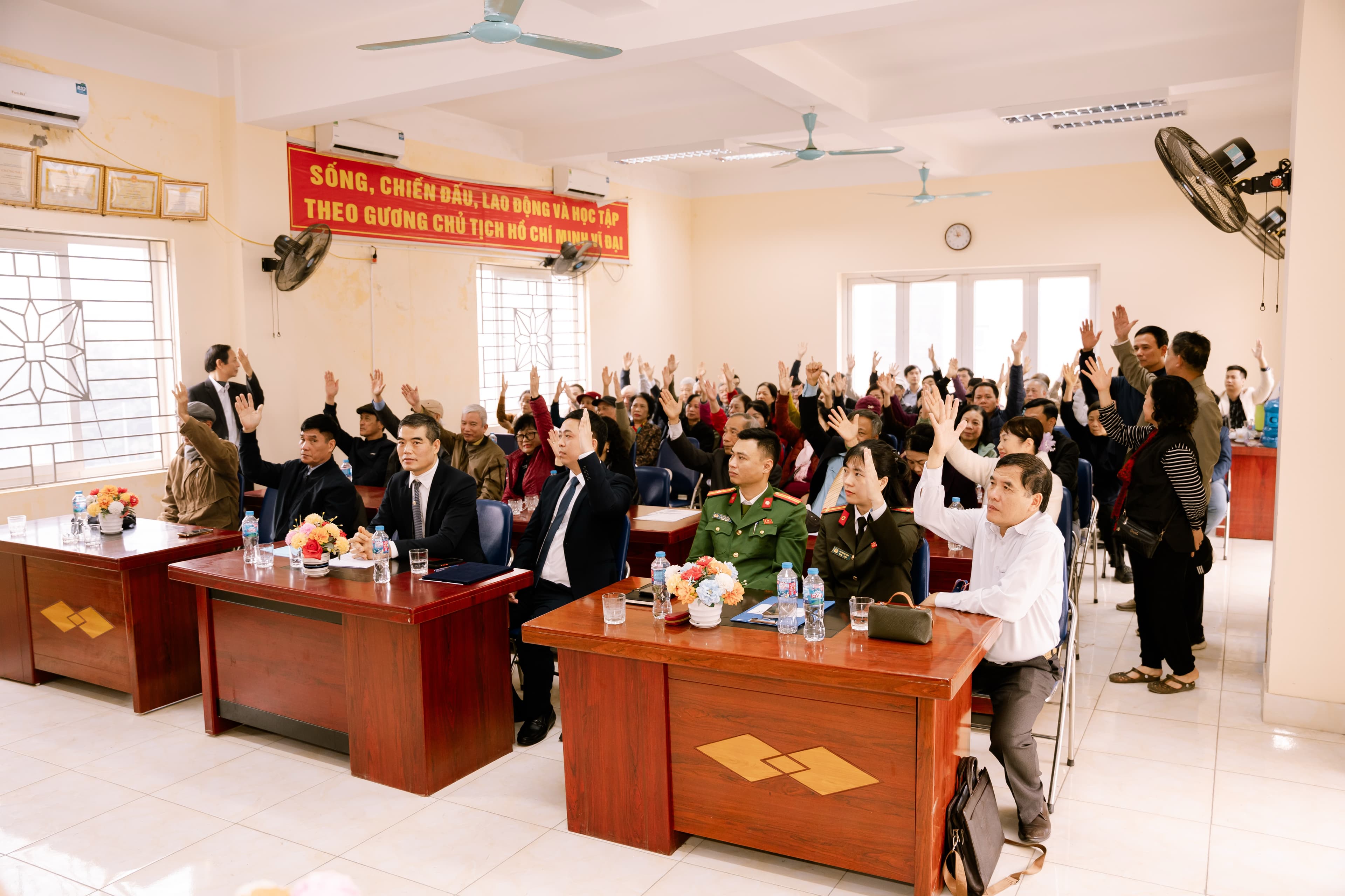 Cử tri biểu quyết tín nhiệm ứng cử đại biểu HĐND thành phố