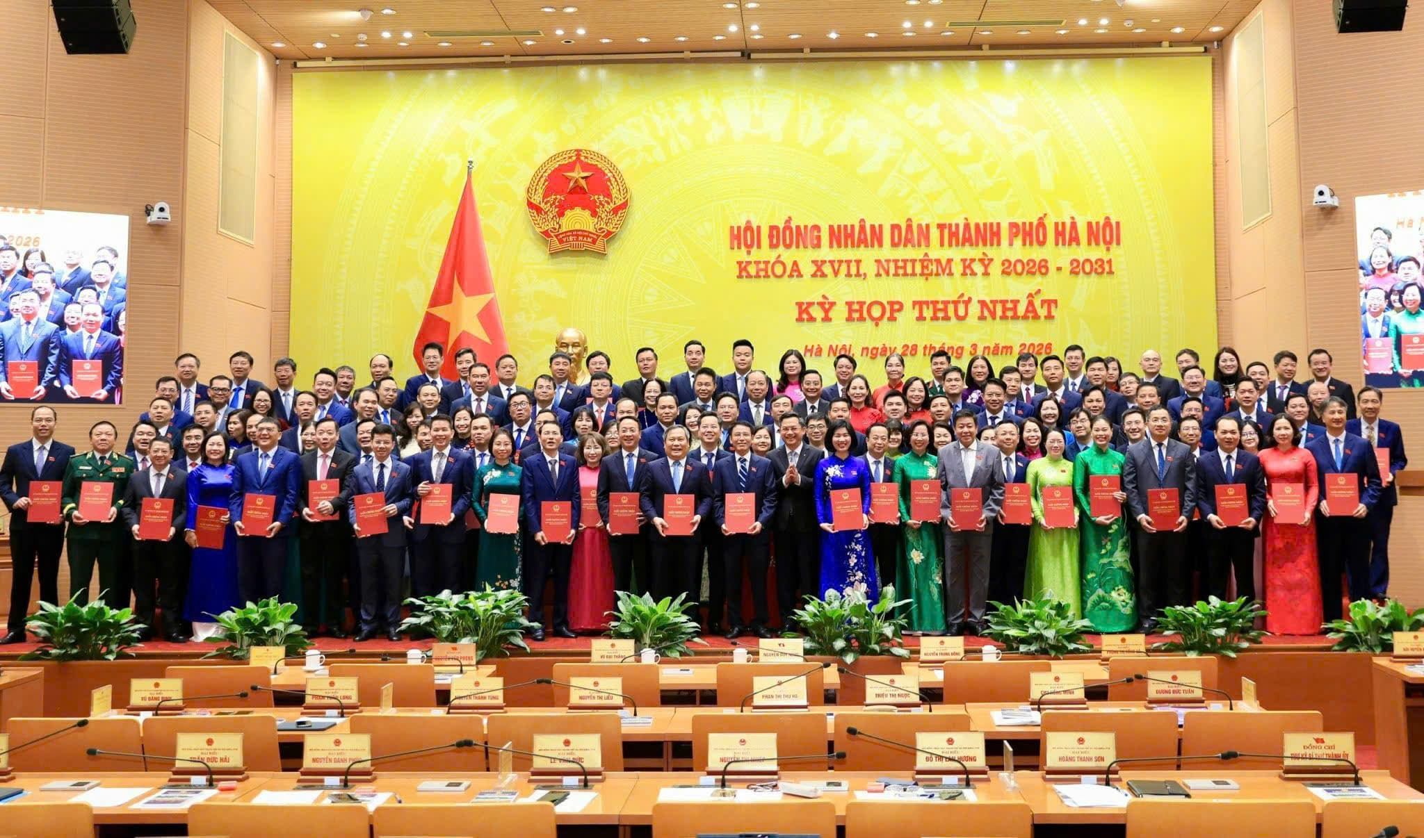 Nhận Chứng nhận Đại biểu HĐND thành phố khóa XVII