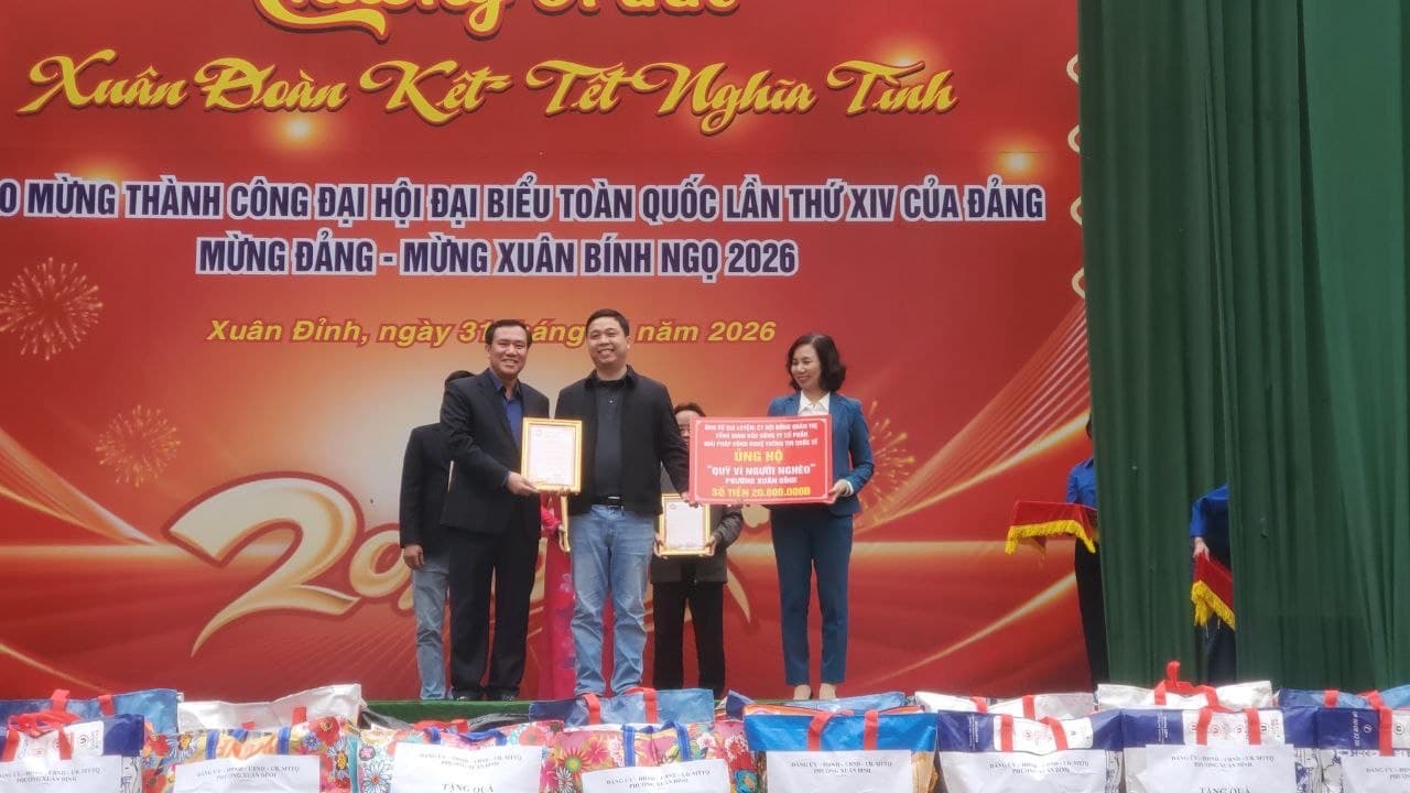 Thăm và tặng quà tại Hội chợ Xuân phường Xuân Đỉnh