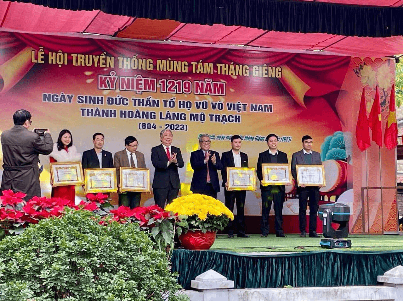 Nhận Bằng khen của Chủ Tịch Dòng họ Vũ Võ Việt Nam vì những đóng góp làm vẻ vang dòng họ